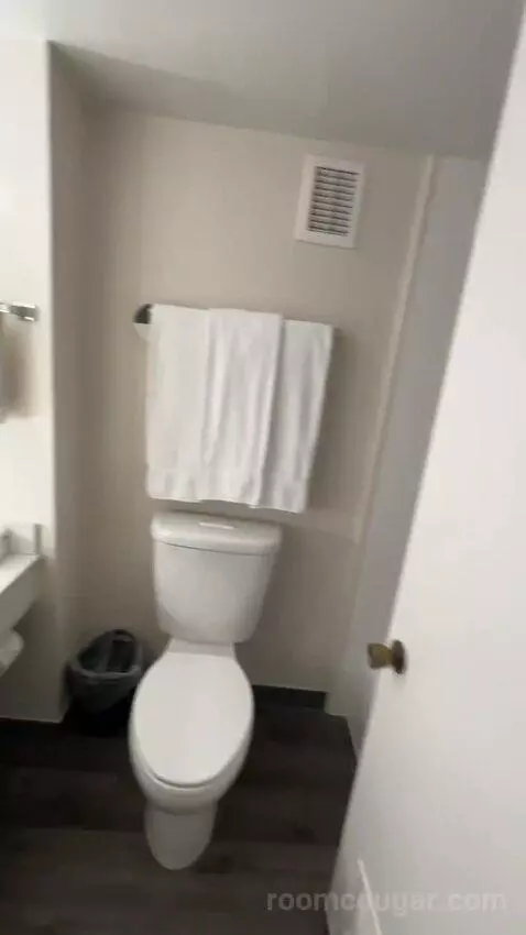 Tower Ocean King, Guest Room, 1 King, Ocean View (#1946) bathroom picture #2