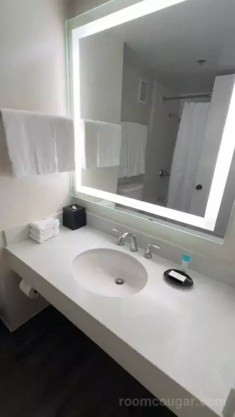 Tower Ocean Double, Guest Room, 2 Double, Ocean View (#1948) bathroom picture #2