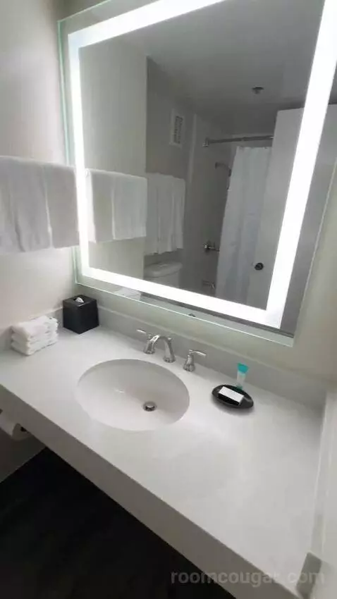 Tower Ocean Double, Guest Room, 2 Double, Ocean View (#1948) bathroom picture #3