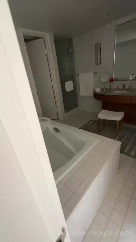 Ocean Junior Suite King (#738) bathroom picture #1