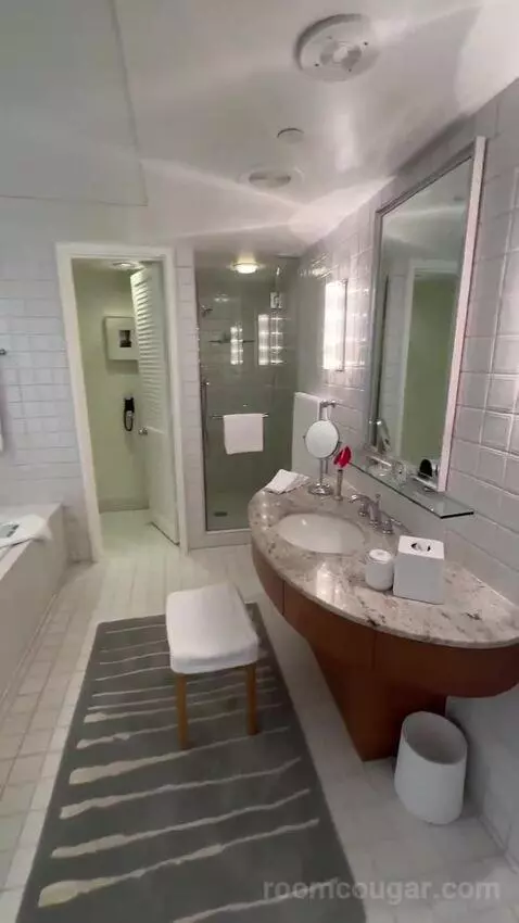 Ocean Junior Suite King (#738) bathroom picture #3