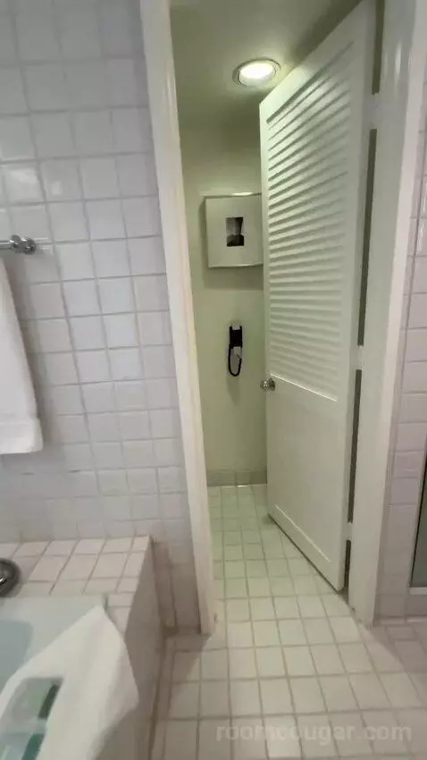 Ocean Junior Suite King (#738) bathroom picture #4