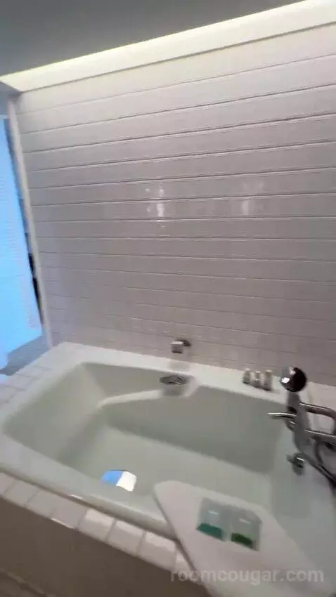 Ocean Junior Suite King (#738) bathroom picture #7