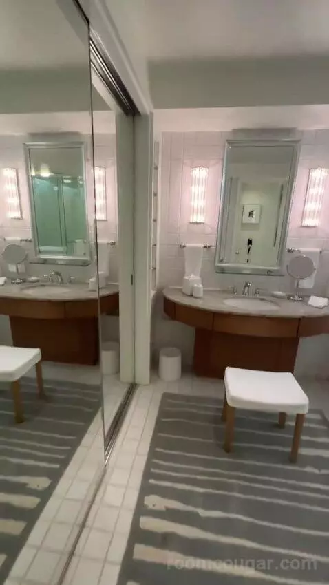 Partial Ocean View King (#834) bathroom picture #1