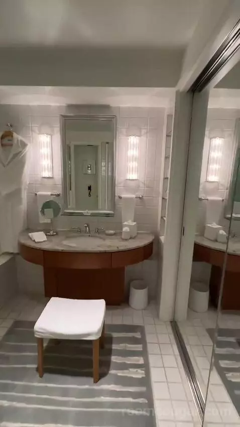 Ocean View King (#1135) bathroom picture #1