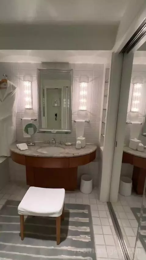 Ocean View King (#1135) bathroom picture #2