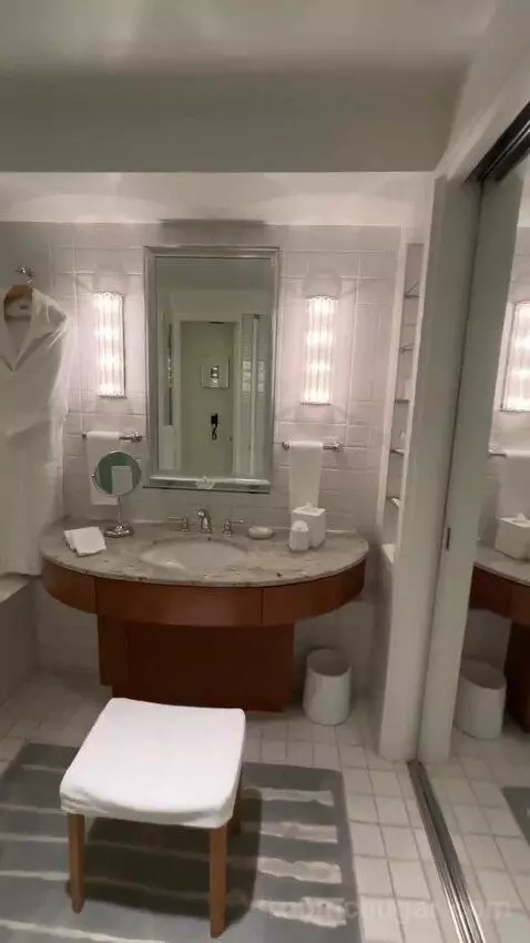 Ocean View King (#1135) bathroom picture #3
