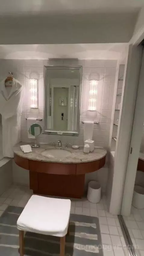 Ocean View King (#1135) bathroom picture #4