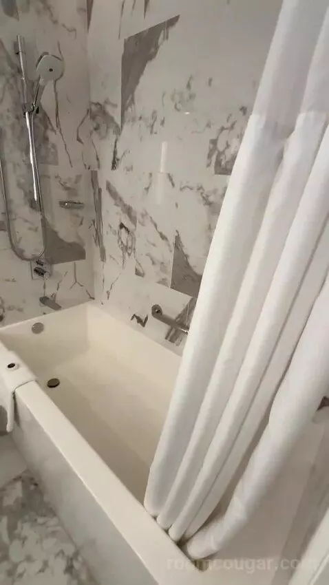 Deluxe Ocean View (With one Kin) bathroom picture #1