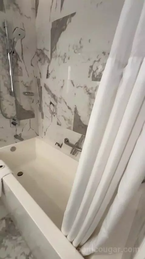 Deluxe Ocean View (With one Kin) bathroom picture #2