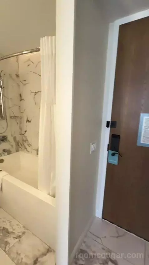 Mountain Waikiki View Double (#2214) bathroom picture #4