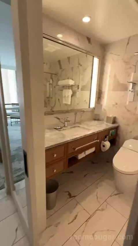 Standard Waikiki (#1916) bathroom picture #1