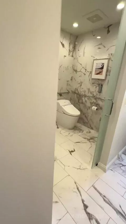 Queen Accessible Ocean View (#903) bathroom picture #1