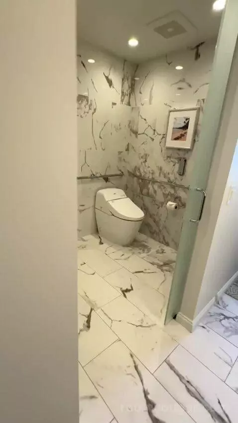 Queen Accessible Ocean View (#903) bathroom picture #2