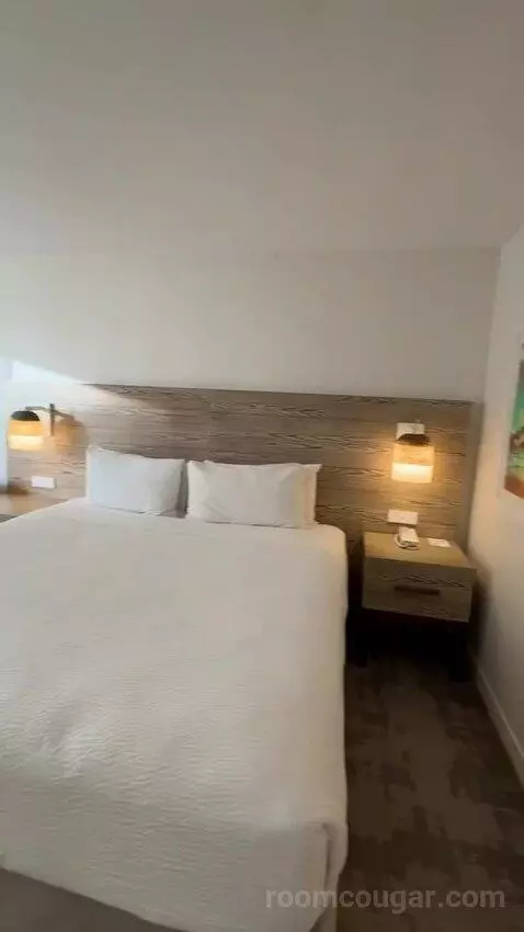 Standard King Room (#301) bed picture #3