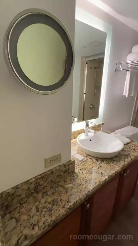 Pacific Tower Ocean View 2 Queen Beds (#828) bathroom picture #1