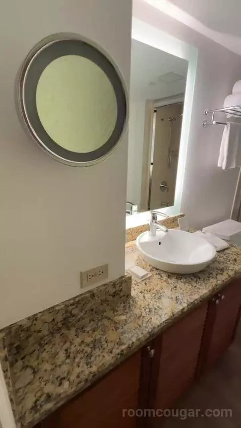 Pacific Tower Ocean View 2 Queen Beds (#828) bathroom picture #2