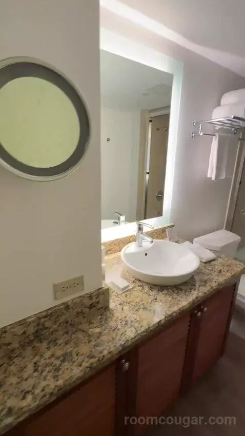 Pacific Tower Ocean View 2 Queen Beds (#828) bathroom picture #4