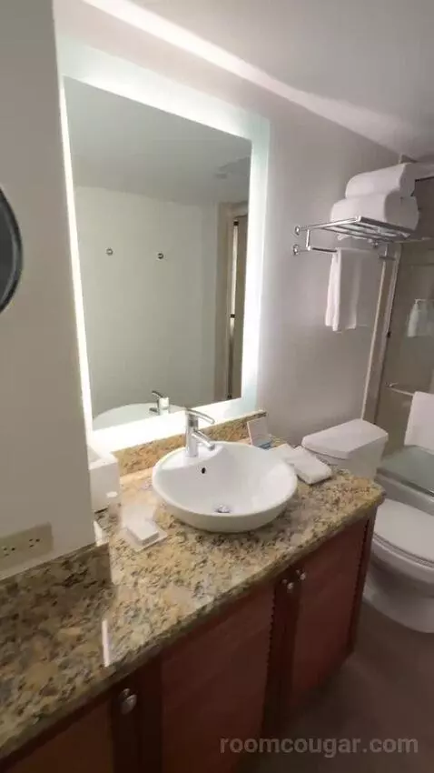 Pacific Tower Ocean View 2 Queen Beds (#828) bathroom picture #6