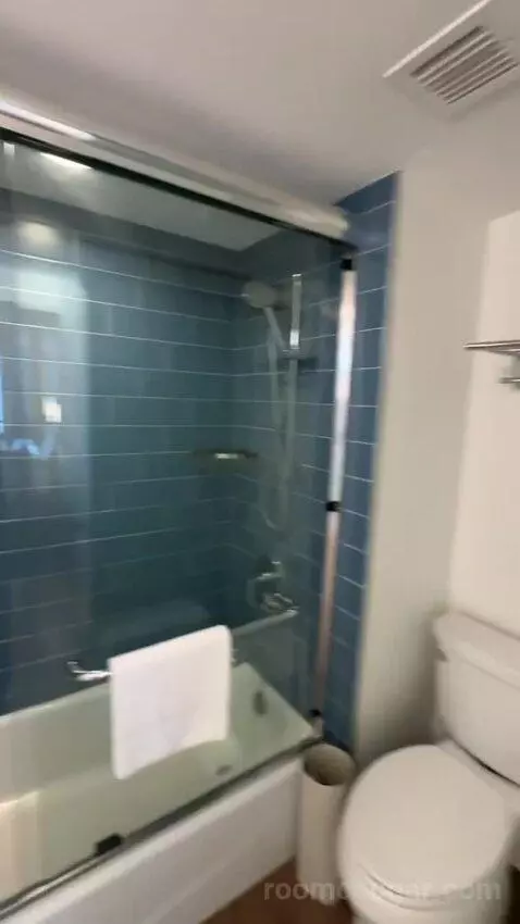 Diamond Head Ocean Front 1 King Bed (#805) bathroom picture #1
