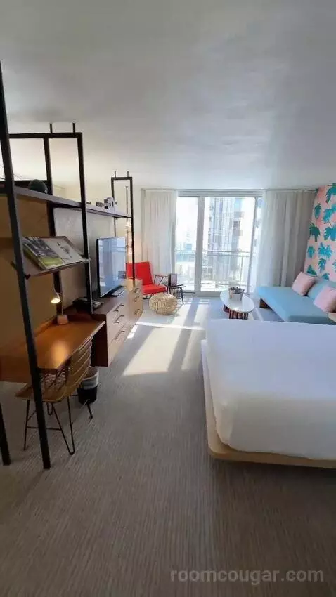 Corner Suite, 1 King Bed, Queen Day Bed, Twin Day Bed, Double Balcony (#1515) bed picture #3