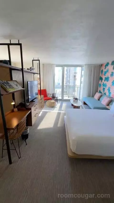Corner Suite, 1 King Bed, Queen Day Bed, Twin Day Bed, Double Balcony (#1515) bed picture #4