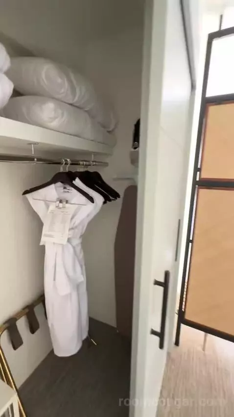 Corner Suite, 1 King Bed, Queen Day Bed, Twin Day Bed, Double Balcony (#1515) bed picture #10