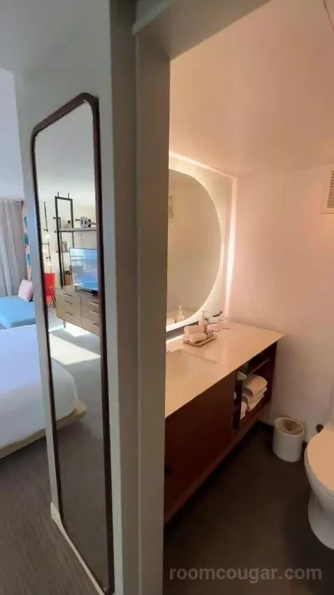 Corner Suite, 1 King Bed, Queen Day Bed, Twin Day Bed, Double Balcony (#1515) bathroom picture #1
