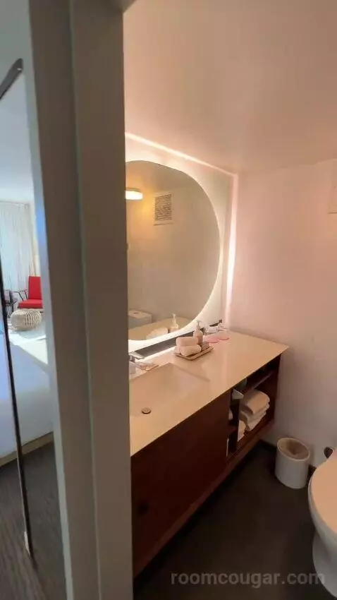 Corner Suite, 1 King Bed, Queen Day Bed, Twin Day Bed, Double Balcony (#1515) bathroom picture #3