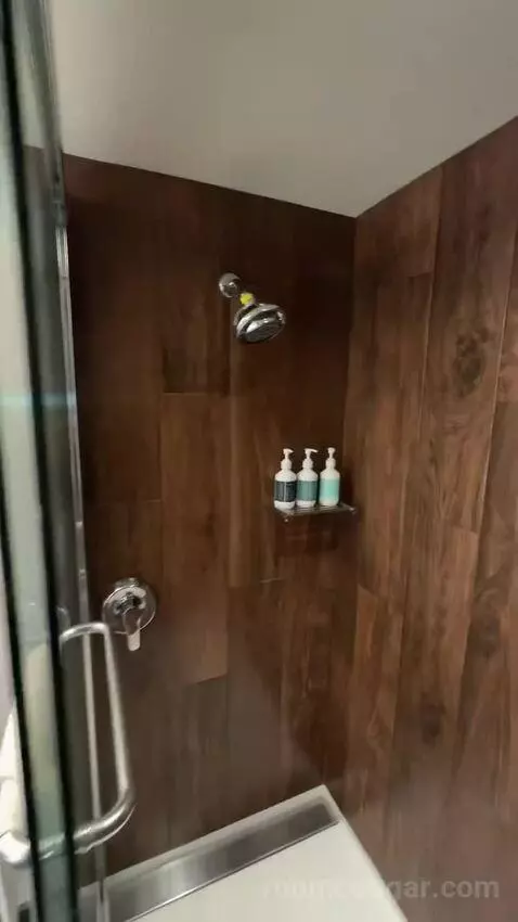 Corner Suite, 1 King Bed, Queen Day Bed, Twin Day Bed, Double Balcony (#1515) bathroom picture #8