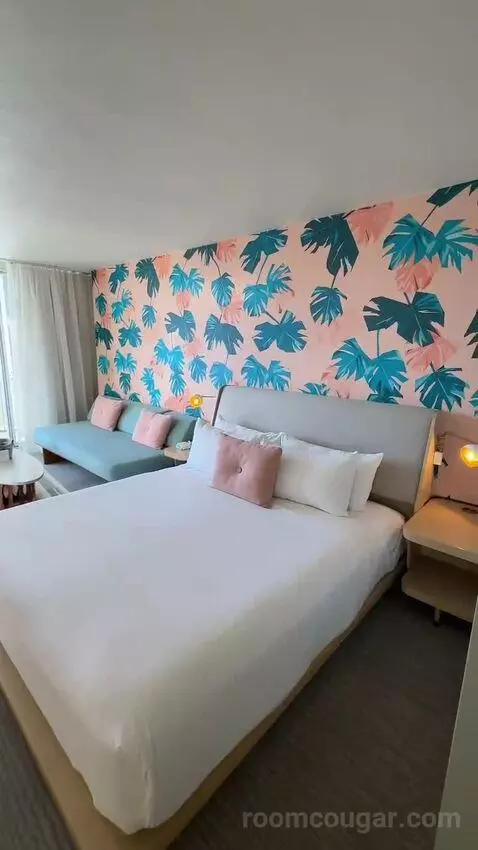 Corner Suite, 1 King Bed, Queen Day Bed, Twin Day Bed, Double Balcony (#1515) bed picture #5