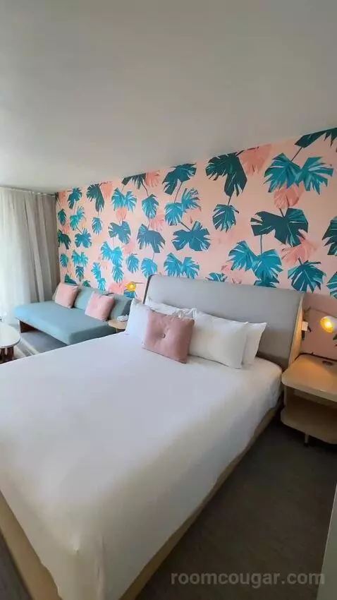 Corner Suite, 1 King Bed, Queen Day Bed, Twin Day Bed, Double Balcony (#1515) bed picture #6