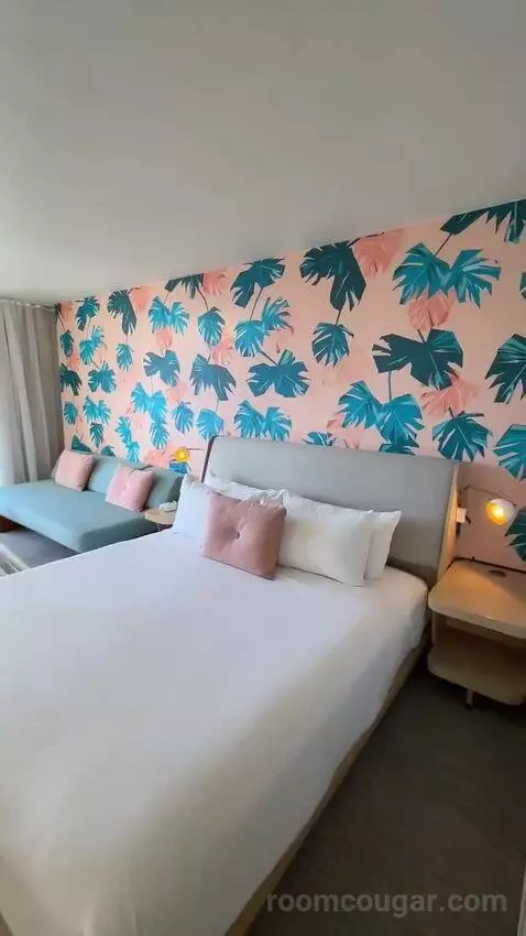 Corner Suite, 1 King Bed, Queen Day Bed, Twin Day Bed, Double Balcony (#1515) bed picture #8