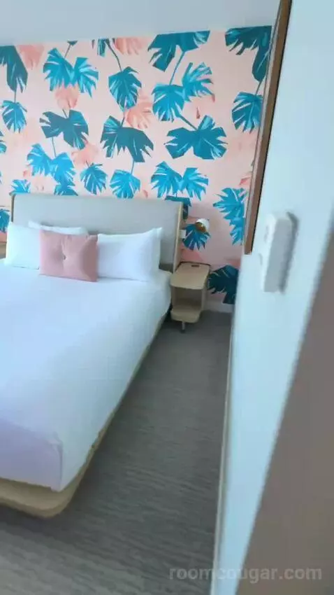 Deluxe Room, 1 King Bed, Balcony (#1409) picture #12