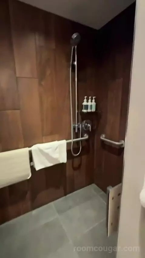 Deluxe Room, 1 King Bed, Balcony (#1409) bathroom picture #5