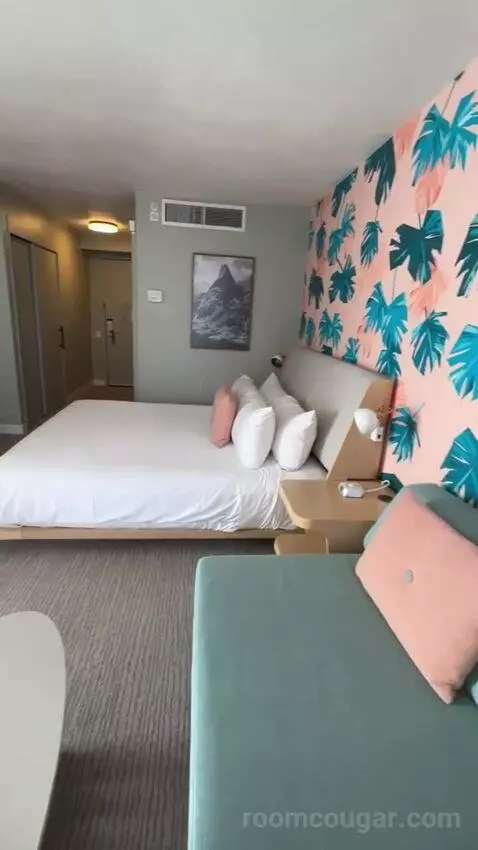 Corner Suite, 1 King Bed, Twin Day Bed, Double Balcony (#1214) view picture #10