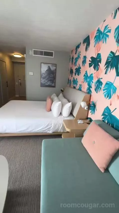 Corner Suite, 1 King Bed, Twin Day Bed, Double Balcony (#1214) view picture #11