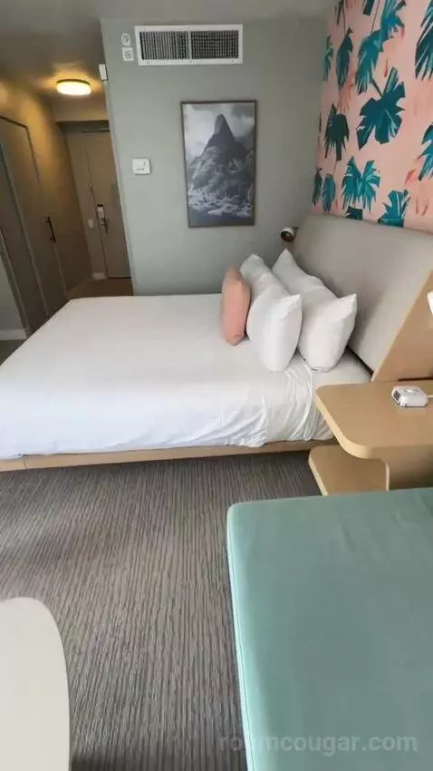 Corner Suite, 1 King Bed, Twin Day Bed, Double Balcony (#1214) bed picture #7