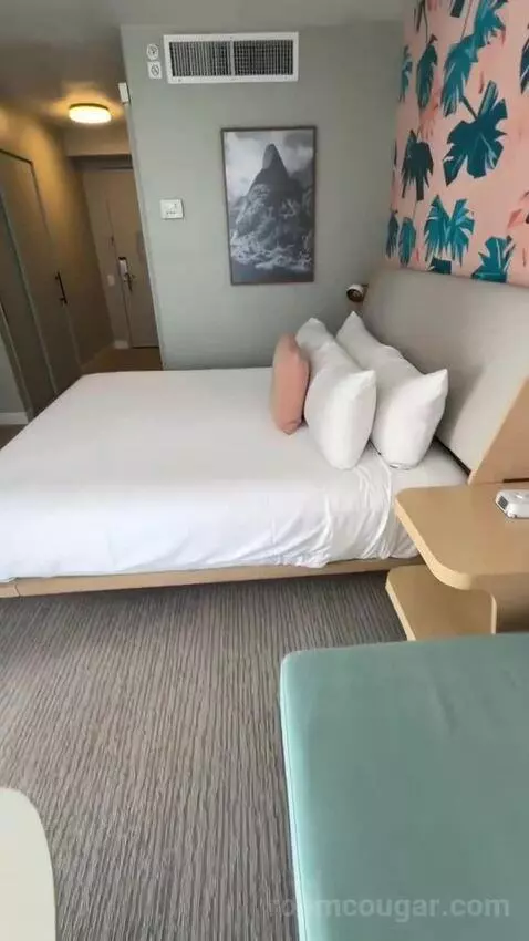 Corner Suite, 1 King Bed, Twin Day Bed, Double Balcony (#1214) bed picture #8