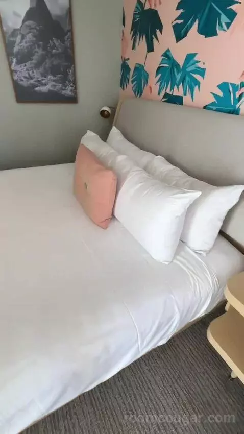 Corner Suite, 1 King Bed, Twin Day Bed, Double Balcony (#1214) bed picture #9