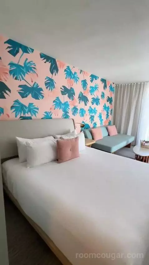 Corner Suite, 1 King Bed, Twin Day Bed, Double Balcony (#1214) bed picture #1