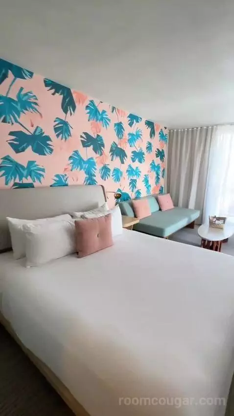 Corner Suite, 1 King Bed, Twin Day Bed, Double Balcony (#1214) bed picture #2