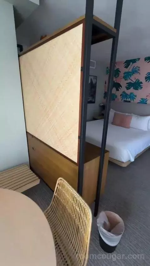 Corner Suite, 1 King Bed, Twin Day Bed, Double Balcony (#1214) bed picture #5