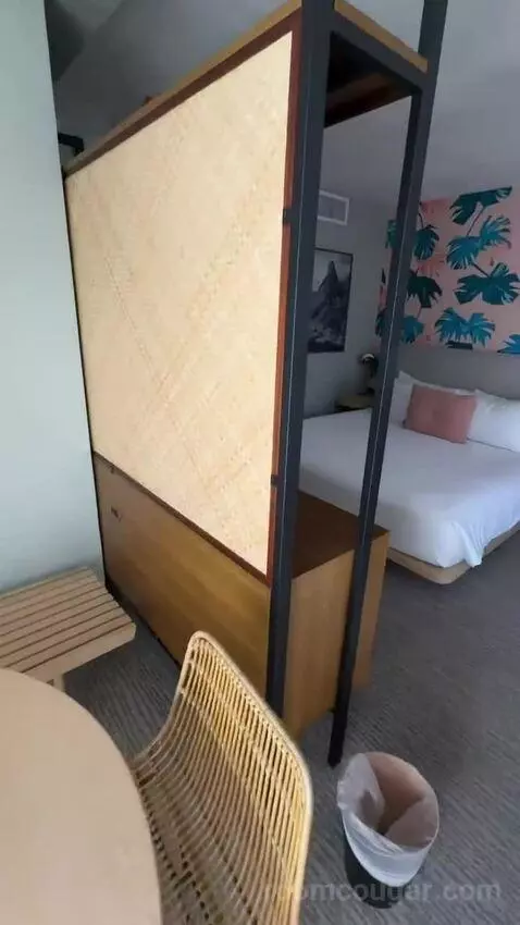Corner Suite, 1 King Bed, Twin Day Bed, Double Balcony (#1214) bed picture #6