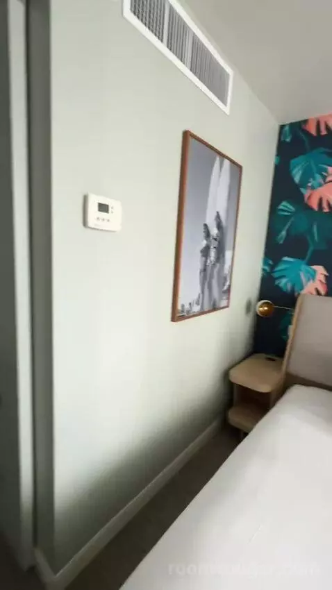 Deluxe Room, 1 King Bed, Twin Day Bed, Balcony (#1516) bed picture #4