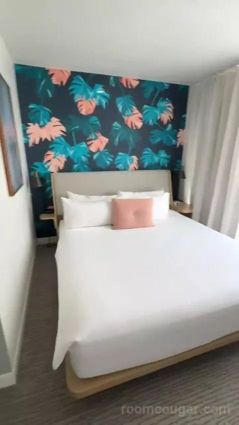 Junior Suite, 1 King Bed, Twin Day Bed, Double Balcony (#1501) bed picture #3
