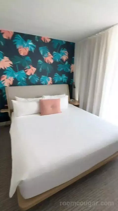 Junior Suite, 1 King Bed, Twin Day Bed, Double Balcony (#1501) bed picture #4