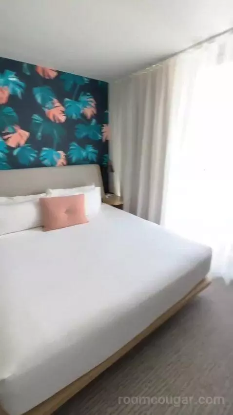 Junior Suite, 1 King Bed, Twin Day Bed, Double Balcony (#1501) bed picture #5