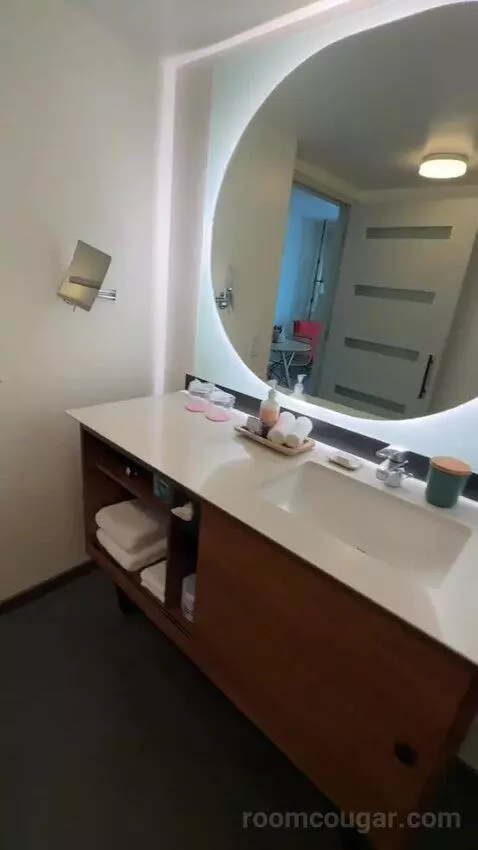 Junior Suite, 1 King Bed, Twin Day Bed, Double Balcony (#1501) bathroom picture #7