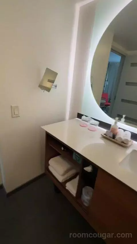 Junior Suite, 1 King Bed, Twin Day Bed, Double Balcony (#1501) bathroom picture #10